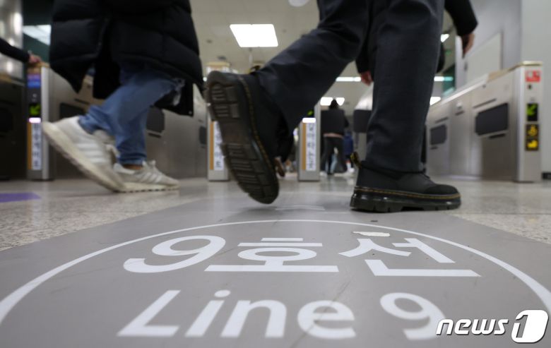 서울 강서구 9호선 김포공항역을 이용하는 시민들.(사진은 기사 내용과 무관함) 2023.12.29/뉴스1 ⓒ News1 김진환 기자