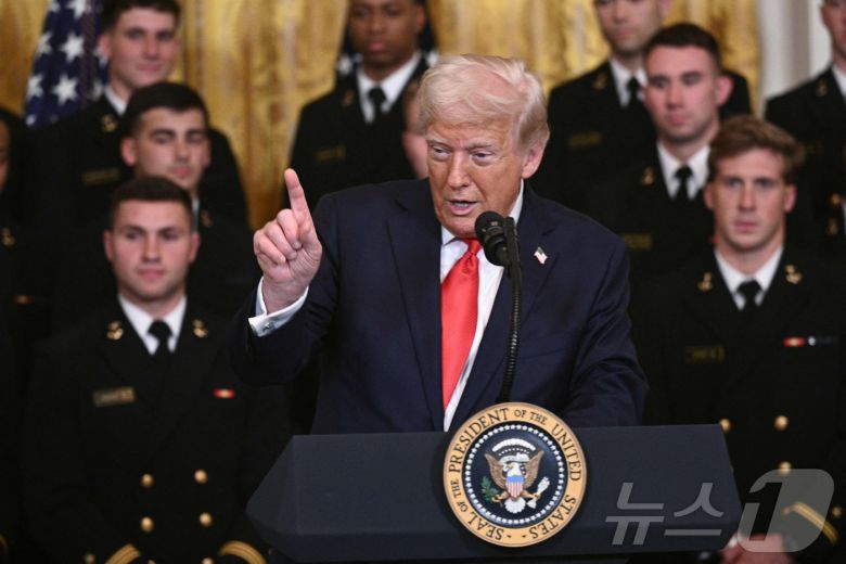 도널드 트럼프 미국 대통령이 15일(현지시간) 워싱턴 백악관에서 해군 사관학교 축구팀에게 총사령관 트로피 수여식서 연설을 하고 있다. 2025.04.16 ⓒ AFP=뉴스1 ⓒ News1 우동명 기자
