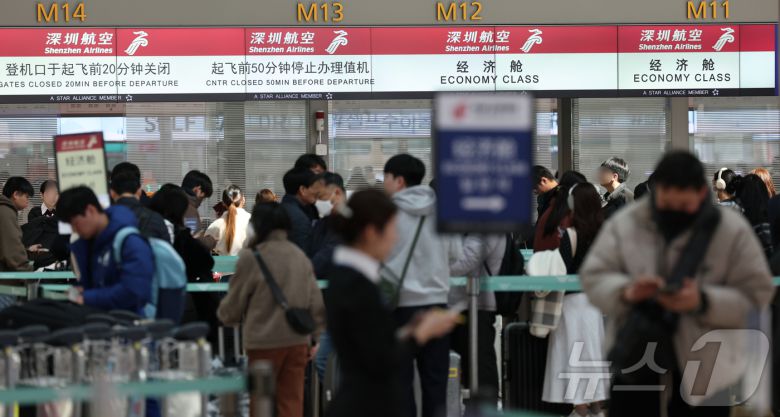 인천국제공항 제1여객터미널 출국장 중국행 항공편 카운터에 여행객들이 출국 수속을 밟고 있다. 2025.2.24/뉴스1 ⓒ News1 권현진 기자