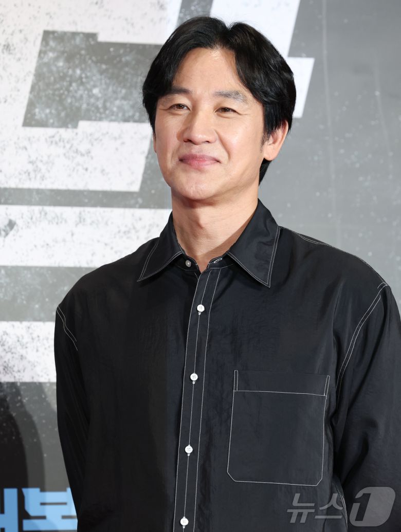 배우 엄태웅이 15일 서울 강남구 메가박스 코엑스에서 열린 영화 '야당'(감독 황병국) VIP 시사회에 참석해 포즈를 취하고 있다. 2025.4.15/뉴스1 ⓒ News1 권현진 기자