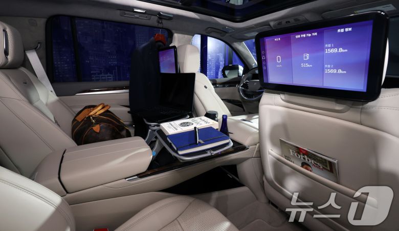 16일 경기 광명 아이벡스 스튜디오에 캐딜락 대형 SUV '더 뉴 에스컬레이드'가 전시돼 있다. 더 뉴 에스컬레이드는 2열 편의 기능을 대폭 강화했고, 1열 55인치 디스플레이와 전석 스피커 최대 40개를 탑재해 운전자와 탑승자의 시·청각 편의를 더 높인 것이 특징으로 꼽힌다 2025.4.16/뉴스1 ⓒ News1 이동해 기자