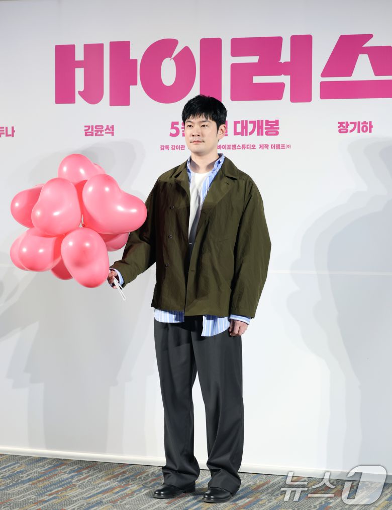 배우 장기하가 16일 오전 서울 강남구 삼성동 메가박스 코엑스점에서 열린 영화 '바이러스'(감독 강이관) 제작보고회에 참석해 포즈를 취하고 있다. '바이러스'는 이유 없이 사랑에 빠지는 치사율 100% 바이러스에 감염된 택선(배두나 분)이 모쏠 연구원 수필(손석구 분), 오랜 동창 연우(장기하 분), 그리고 치료제를 만들 수 있는 유일한 전문가 이균(김윤석)까지 세 남자와 함께하는 예기치 못한 여정을 그린 작품이다. ⓒ News1 권현진 기자