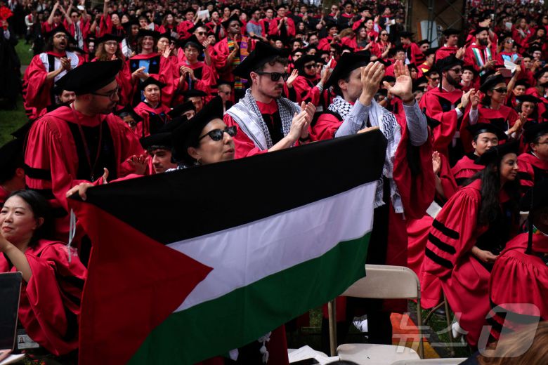 지난해 5월23일(현지시간) 미국 매사추세츠주(州) 케임브리지에서 열린 제373회 하버드 대학교 졸업식에서 친(親)팔레스타인 시위대에 대한 연대를 표하는 학생들. 24.05.23 ⓒ 로이터=뉴스1 ⓒ News1 김예슬 기자