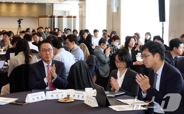 박민수 보건복지부 2차관과 참석자들이 16일 오후 서울 중구 프레지던트 호텔에서 열린 역량있고 신뢰받는 포괄 2차 종합병원 지원사업 공청회에서손뼉을 치고 있다. 2025.4.16/뉴스1 ⓒ News1 김명섭 기자