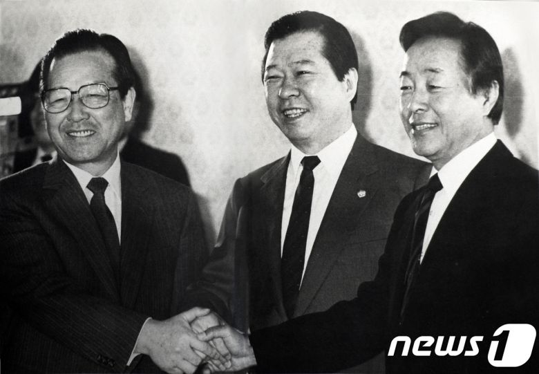 김종필 전 국무총리가 지난 1989년 3월 4일 국회 귀빈식당에서 김영삼, 김대중 전 대통령과 함께 포즈를 취하고 있다. (한국사진기자협회 보도사진연감) 2018.6.23/뉴스1