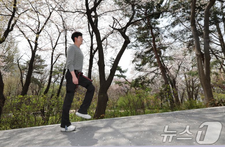 위로보틱스가 보행보조 웨어러블 로봇 WIM S(윔 에스)를 16일 출시했다. WIM S(윔 에스)는 초경량·인체공학 설계와 AI 기능을 통해 안정적이고 효율적인 이동을 돕는 보행보조 웨어러블 로봇이다. 사진은 위로보틱스의 보행보조 웨어러블 로봇 WIM S(윔 에스)를 체험하는 모습. 2025.4.16/뉴스1 ⓒ News1 박지혜 기자