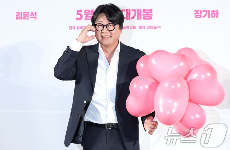 배우 김윤석이 16일 오전 서울 강남구 삼성동 메가박스 코엑스점에서 열린 영화 '바이러스'(감독 강이관) 제작보고회에 참석해 포즈를 취하고 있다. '바이러스'는 이유 없이 사랑에 빠지는 치사율 100% 바이러스에 감염된 택선(배두나 분)이 모쏠 연구원 수필(손석구 분), 오랜 동창 연우(장기하 분), 그리고 치료제를 만들 수 있는 유일한 전문가 이균(김윤석)까지 세 남자와 함께하는 예기치 못한 여정을 그린 작품이다. ⓒ News1 권현진 기자