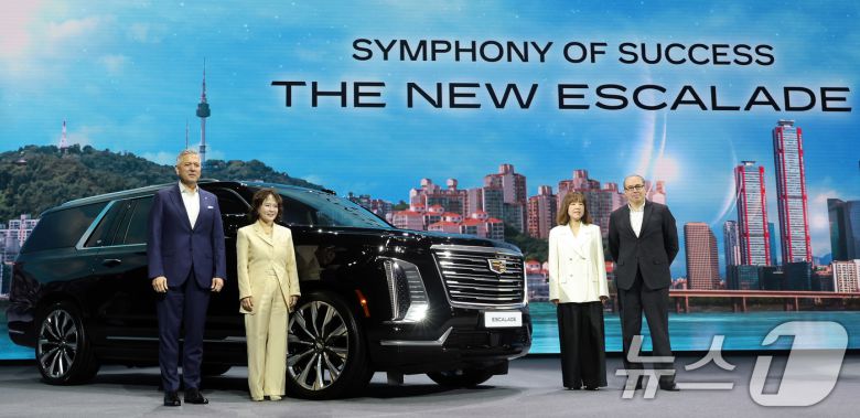 16일 경기 광명 아이벡스 스튜디오에 열린 캐딜락 대형 SUV '더 뉴 에스컬레이드' 미디어 출시 행사에서 헥터 비자레알 GM한국사업장 사장을 비롯한 참석자들이 포즈를 취하고 있다. 2025.4.16/뉴스1 ⓒ News1 이동해 기자