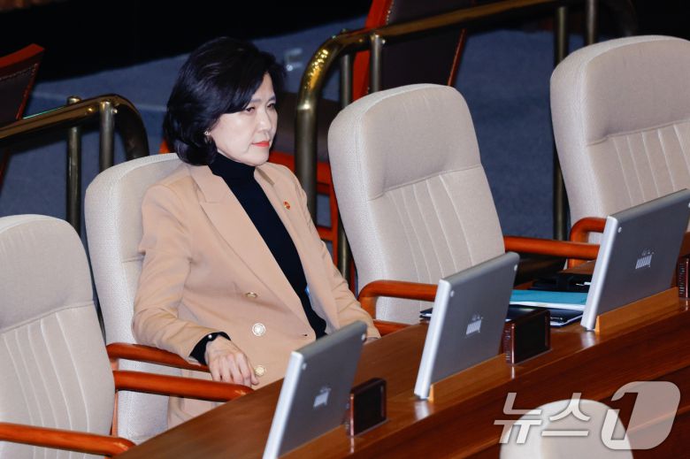 이진숙 방송통신위원장이 17일 오후 서울 여의도 국회에서 열린 제424회국회(임시회) 제5차 본회의에서 방송법 일부개정법률안 재의의 건 통과를 듣고 있다. 2025.4.17/뉴스1 ⓒ News1 안은나 기자