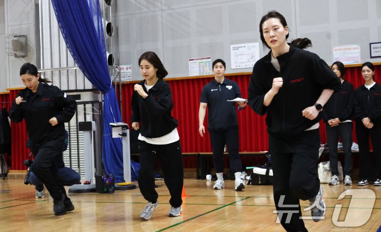 이스타항공 승무원들이 17일 서울 마포구 체력인증센터에서 첫 체력 시험 도입을 앞두고 체력 측정 및 훈련을 실시하고 있다  (공동취재) 2025.4.17/뉴스1 ⓒ News1 이승배 기자