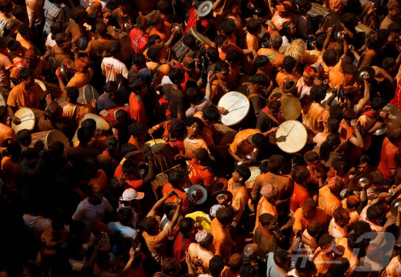 15일(현지시간) 네팔 박타푸르에서 열린 신두르 자트라 축제에서 시민들이 전통 악기를 연주하고 있다. ⓒ 로이터=뉴스1