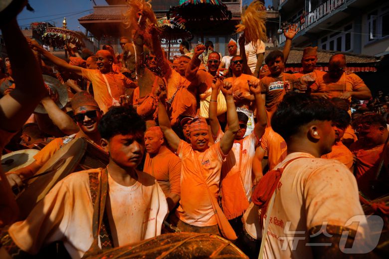 15일(현지시간) 네팔 박타푸르에서 열린 신두르 자트라 축제에서 시민들이 주홍 가루를 뿌리며 축제를 즐기고 있다.ⓒ 로이터=뉴스1