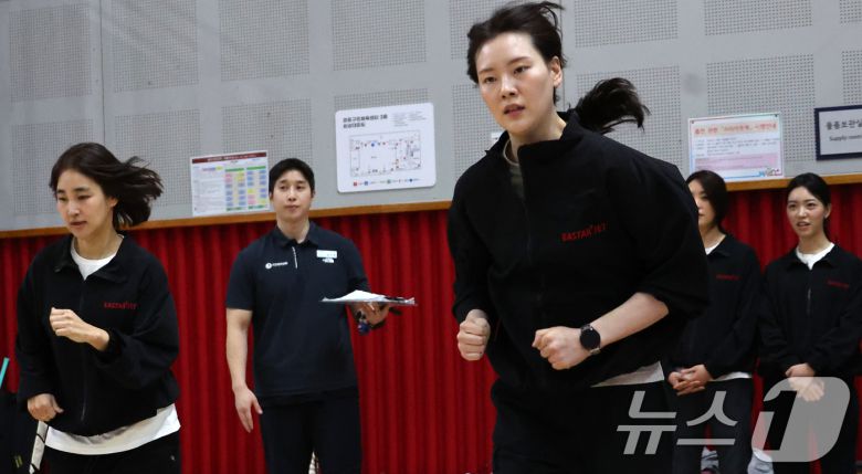 이스타항공 승무원들이 17일 서울 마포구 체력인증센터에서 첫 체력 시험 도입을 앞두고 체력 측정 및 훈련을 실시하고 있다.   (공동취재) 2025.4.17/뉴스1 ⓒ News1 이승배 기자