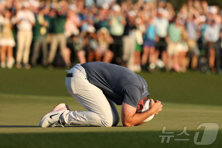 북아일랜드의 로리 매킬로이가 13일(현지시간) 조지아주 오거스타 내셔널 골프클럽에서 열린 제89회 마스터스 토너먼트 연장서 17번째 도전 끝에 첫 우승을 한 뒤 오열을 하고 있다. 2025.04.14 ⓒ AFP=뉴스1 ⓒ News1 우동명 기자