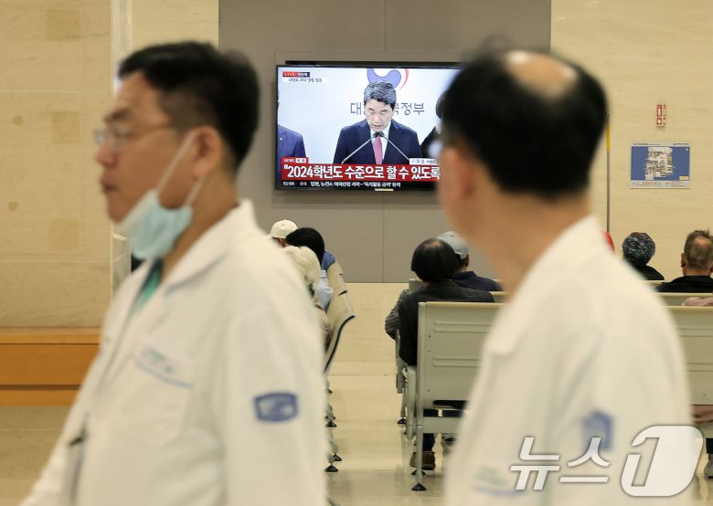 2026학년도 의대 모집인원이 증원 이전인 3058명으로 동결된 17일 오후 서울 시내 대학병원에서 의료진과 환자 등이 이주호 사회부총리 겸 교육부 장관의 관련 발표 중계를 지켜보고 있다.. 2025.4.17/뉴스1 ⓒ News1 박정호 기자