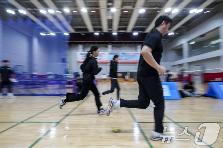 이스타항공 승무원들이 17일 서울 마포구 체력인증센터에서 첫 체력 시험 도입을 앞두고 체력 측정 및 훈련을 실시하고 있다.   (공동취재) 2025.4.17/뉴스1 ⓒ News1 이승배 기자