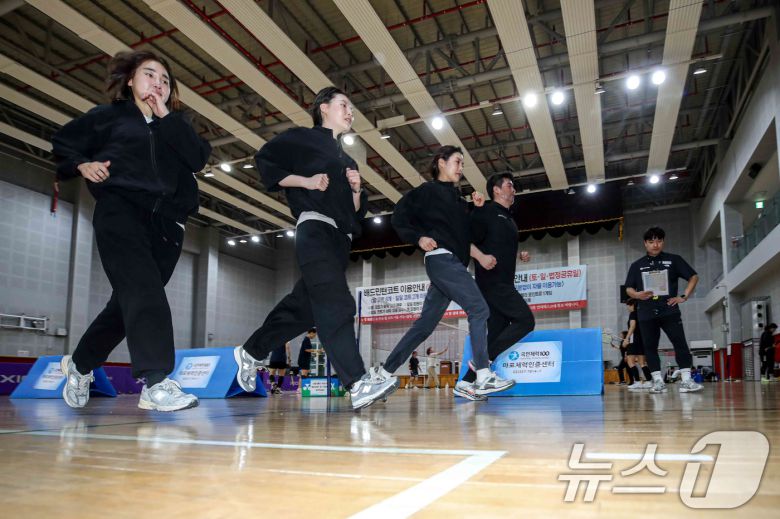 이스타항공 승무원들이 17일 서울 마포구 체력인증센터에서 첫 체력 시험 도입을 앞두고 체력 측정 및 훈련을 실시하고 있다 (공동취재) 2025.4.17/뉴스1 ⓒ News1 이승배 기자