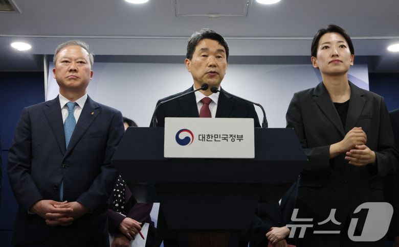 이주호 사회부총리 겸 교육부 장관이 17일 서울 종로구 정부서울청사에서 2026학년도 의대 모집인원 조정 방향 관련 브리핑을 하고 있다.  2025.4.17/뉴스1 ⓒ News1 임세영 기자