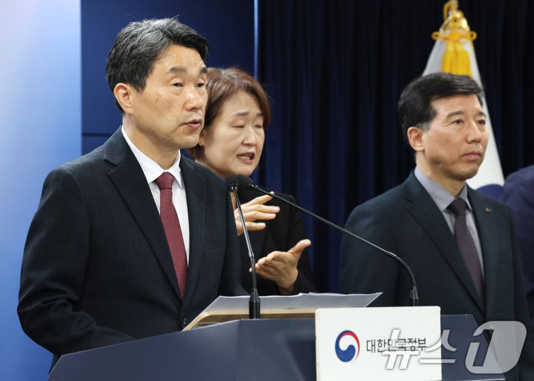 이주호 사회부총리 겸 교육부 장관이 17일 서울 종로구 정부서울청사에서 2026학년도 의대 모집인원 조정 방향 관련 브리핑을 하고 있다. 정부는 전국 40개 의과대학 총장들의 건의를 받아들여 2026학년도 의괴대학 모집 인원을 ‘증원 0명’인 3058명으로 확정했다. 2025.4.17/뉴스1 ⓒ News1 임세영 기자