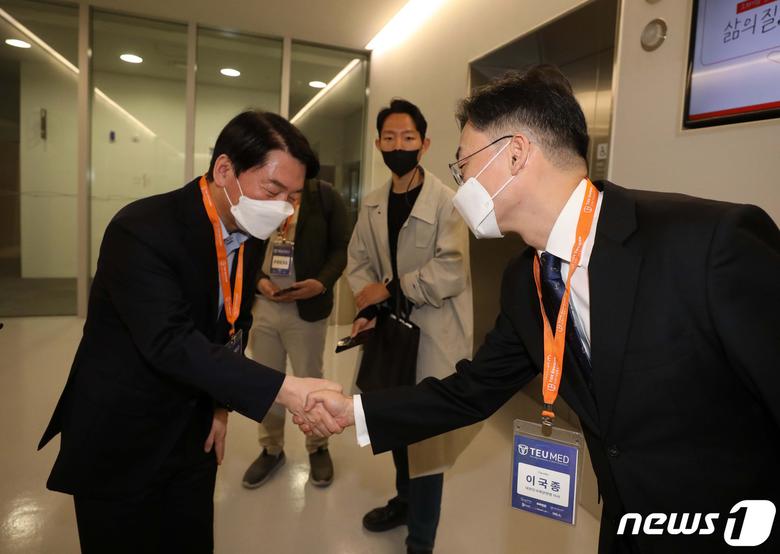 2022년 4월 30일 안철수 대통령직인수위원장과 이국종 아주대 교수가 서울 중구 DDP(동대문디자인플라자)에서 동그라미재단이 주최한 TEU-MED 2기 오리엔테이션에 참석해 인사를 하고 있다. (공동취재) 2022.4.30/뉴스1 ⓒ News1 오대일 기자