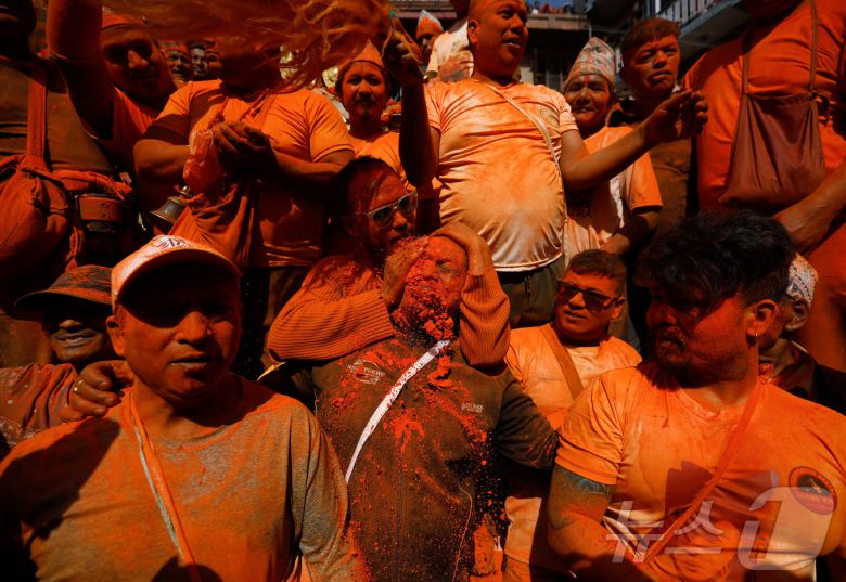 15일(현지시간) 네팔 박타푸르에서 열린 신두르 자트라 축제에서 시민들이 주홍 가루를 뿌리며 축제를 즐기고 있다. ⓒ 로이터=뉴스1