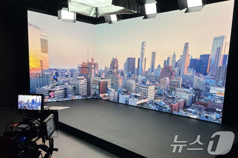 LG전자 버추얼 프로덕션 스튜디오에 가로 7.2m, 세로 2.7m 규모의 LG 매그니트가 설치됐다. LG 매그니트는 머리카락 두께보다 얇은 100㎛(마이크로미터) 이하의 마이크로 LED가 스스로 빛과 색을 내는 자발광(自發光) 디스플레이다. (LG전자 제공) 2025.2.6/뉴스1