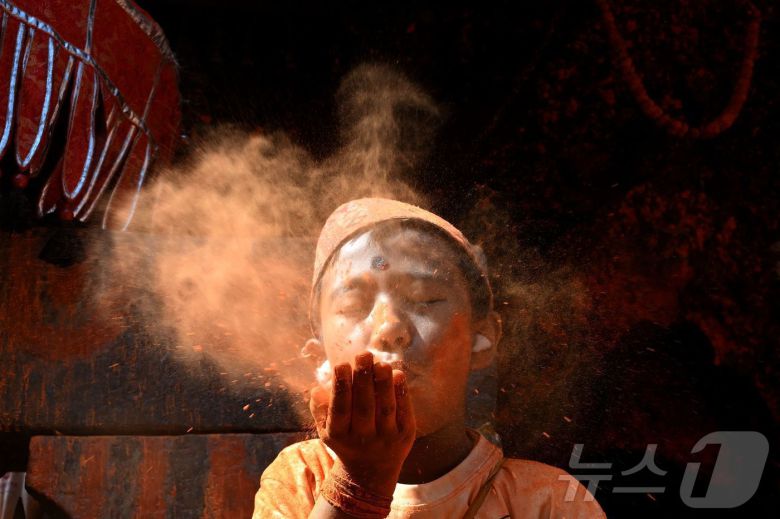 15일(현지시간) 네팔 카트만두에서 열린 신두르 자트라 축제에서 시민들이 주홍 가루를 뿌리며 축제를 즐기고 있다. ⓒ AFP=뉴스1