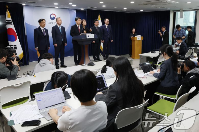 이주호 사회부총리 겸 교육부 장관이 17일 서울 종로구 정부서울청사에서 2026학년도 의대 모집인원 조정 방향 관련 브리핑을 하고 있다. 정부는 전국 40개 의과대학 총장들의 건의를 받아들여 2026학년도 의괴대학 모집 인원을 ‘증원 0명’인 3058명으로 확정했다. 2025.4.17/뉴스1 ⓒ News1 임세영 기자