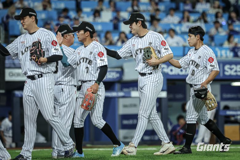 롯데 자이언츠가 18일 열린 KBO리그 대구 삼성 라이온즈전에서 8-1로 승리, 4연승과 함께 2위로 올라섰다. (롯데 자이언츠 제공)