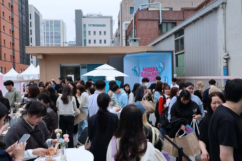 쿠팡이 18일 서울 성동구 성수동 복합문화공간 'XYZ서울'에서 개최한 '메가뷰티쇼 버추얼스토어' 케이터링 파티.(쿠팡 제공).