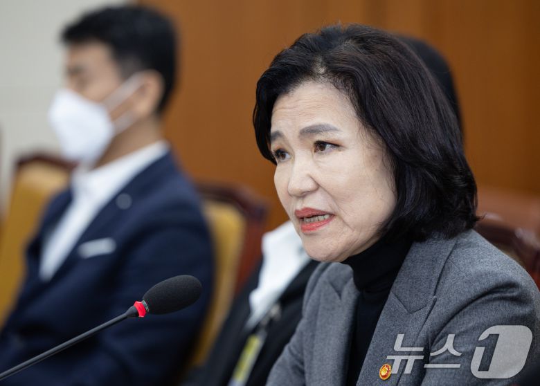 이진숙 방송통신위원회 위원장이 18일 오전 서울 여의도 국회에서 열린 제424회 국회(임시회) 과학기술방송통신위원회 제2차 전체회의에서 의원 질의에 답변하고 있다. 2025.4.18/뉴스1 ⓒ News1 이재명 기자