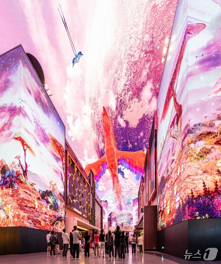 인스파이어 엔터테인먼트 리조트가 디지털 엔터테인먼트 거리 '오로라'와 출입구인 '큐브' 공간에 공개한 영상(인스파이어 엔터테인먼트 리조트 제공) 2024.7.1/뉴스1
