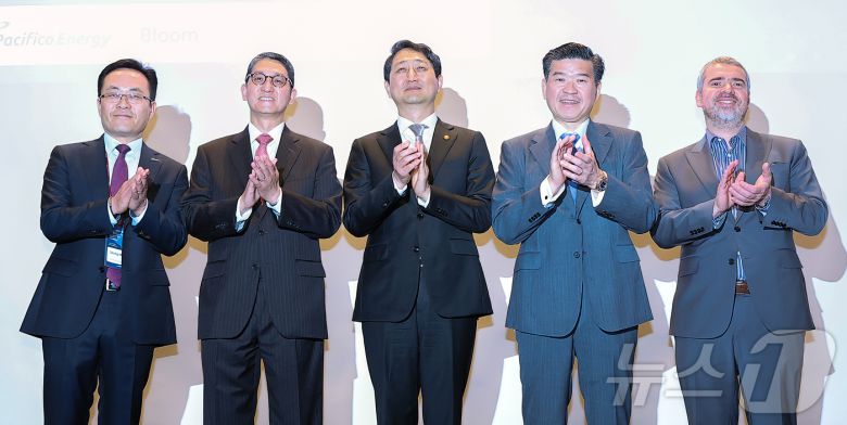 안덕근 산업통상자원부 장관(가운데)과 제임스 김 주한미국상공회의소(AMCHAM·암참) 회장(왼쪽 네 번째)을 비롯한 참석자들이 18일 서울 용산구 그랜드 하얏트 호텔에서 열린 '에너지 혁신 포럼'에서 기념 촬영을 하고 있다. 2025.4.18/뉴스1 ⓒ News1 김진환 기자