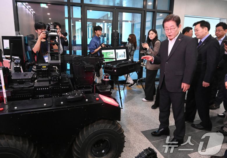 이재명 더불어민주당 대선 경선 후보가 17일 오전 대전 유성구 국방과학연구소를 방문해 개발중인 무기체계를 살펴보고 있다. 2025.4.17/뉴스1 ⓒ News1 국회사진취재단