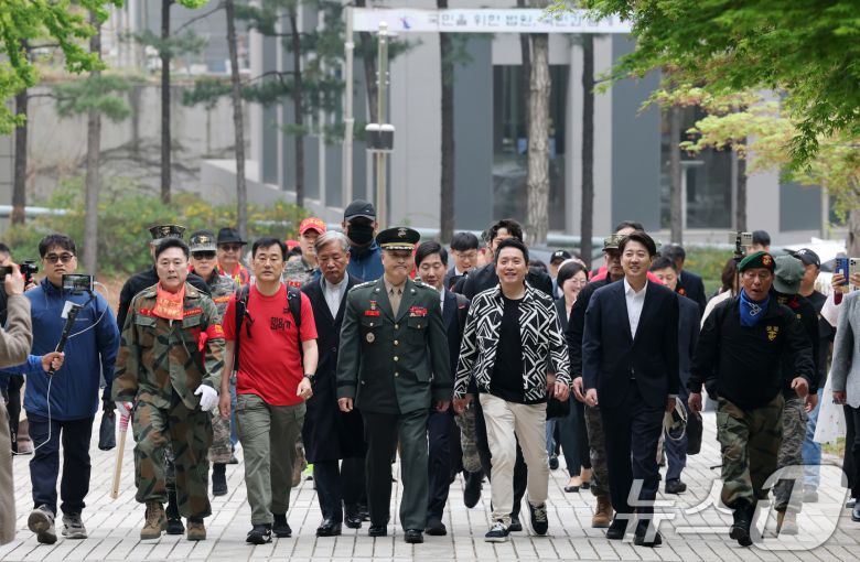 해병대 '채 상병 순직 사건'과 관련해 항명 및 상관명예훼손 혐의로 기소된 박정훈 전 해병대 수사단장(대령)이 18일 서울 서초구 서울고등법원에서 열린 항소심 공판준비기일에 출석하고 있다. 2025.4.18/뉴스1 ⓒ News1 박세연 기자