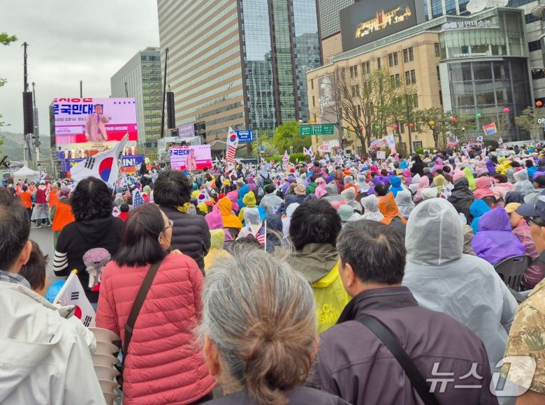 19일 오후 대한민국바로세우기운동본부는 서울 종로구 동화면세점 앞에서 '광화문 국민대회'를 개최했다. 이날 오후 집회 참가자들 모습.ⓒ 뉴스1 남해인 기자