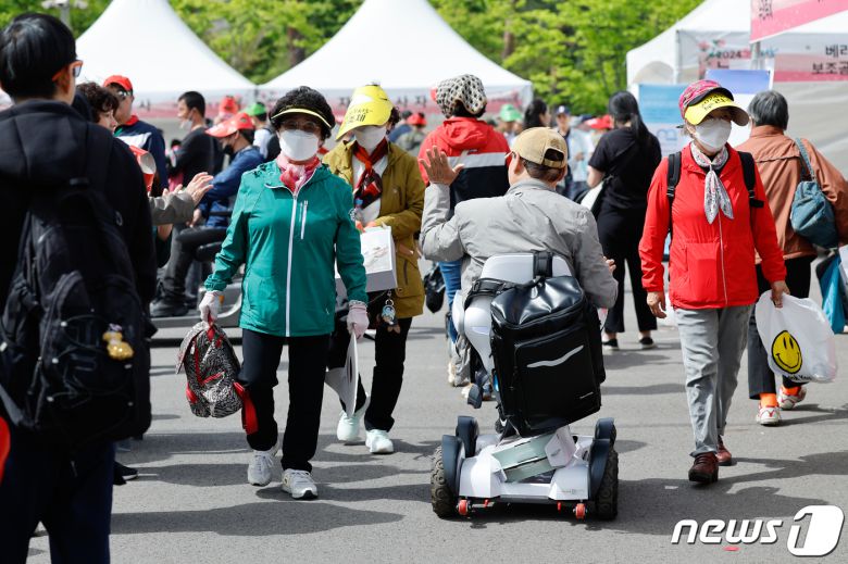 제44회 장애인의 날을 앞둔 17일 오후 서울 영등포구 여의도공원에서 장애인과 비장애인이 함께 어울리는 '2024 동행서울 누리축제'를 찾은 관람객이 참석자와 인사를 나누고 있다. 2024.4.17/뉴스1 ⓒ News1 안은나 기자