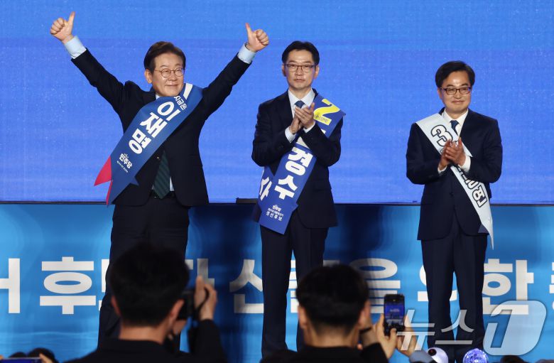 더불어민주당 이재명, 김경수, 김동연 대선 경선 후보가 19일 충북 청주체육관에서 열린 제21대 대통령선거 후보자 선출을 위한 충청권 합동연설회에서 당원들을 향해 인사하고 있다. 2025.4.19/뉴스1 ⓒ News1 김민지 기자