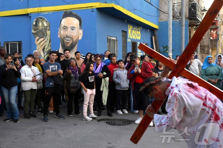 18일(현지시간) 아르헨티나 부에노스아이레스에서 열린 성금요일 행사에서 십자가 고난의 길 재연 되고 있다.ⓒ AFP=뉴스1