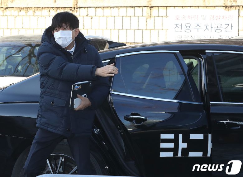 모빌리티 플랫폼 ‘타다’를 운영하는 쏘카의 이재웅 전 대표가 19일 오후 서울 서초구 서울중앙지방법원에서 열린 타다 불법 논란 관련 항소심 1차 공판에 출석하고 있다. 2021.1.19/뉴스1 ⓒ News1 임세영 기자