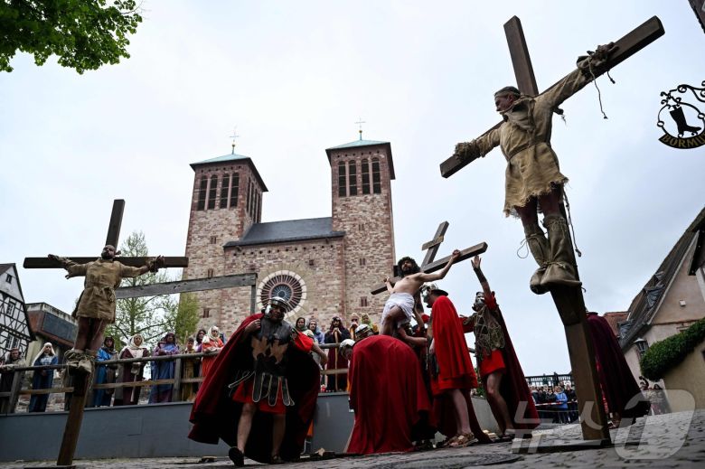 18일(현지시간) 독일 서부 벤하임에서 배우와 관객들이 예수 그리스도의 십자가 처형 재현 행사에 참여하고 있다. ⓒ AFP=뉴스1
