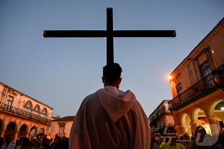 18일(현지시간) 쿠바 아바나에서 열린 성금요일 행사에서 가톨릭 신자들이 예수님을 통한 십자가의 길에 참여하고 있다. ⓒ AFP=뉴스1