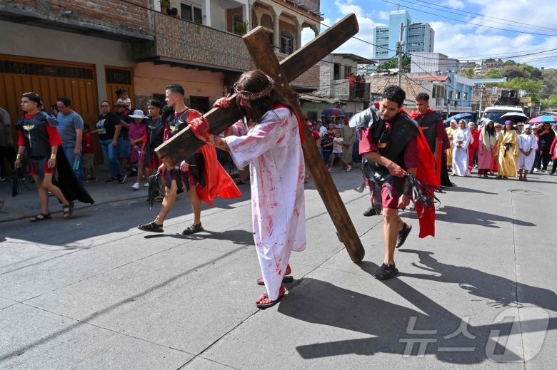 18일(현지시간) 온두라스 테구시갈파에서에서 열린 성금요일 행사에서 예수의 십자가의 길이 재연되고 있다.ⓒ AFP=뉴스1