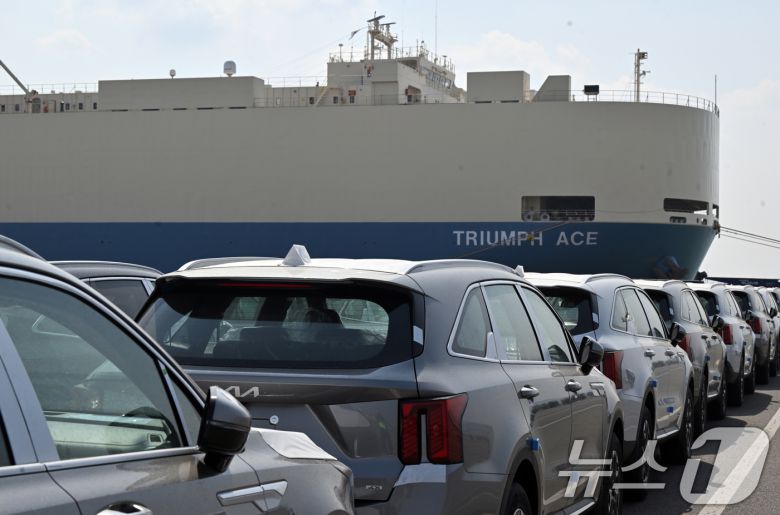 도널드 트럼프 미국 대통령의 상호관세 발표를 앞둔 지난달 31일 경기 평택시 포승읍 현대글로비스 평택국제터미널 동부두에 선적을 기다리는 수출용 차량들이 늘어서 있다. 2025.3.31/뉴스1 ⓒ News1 경기사진공동취재단