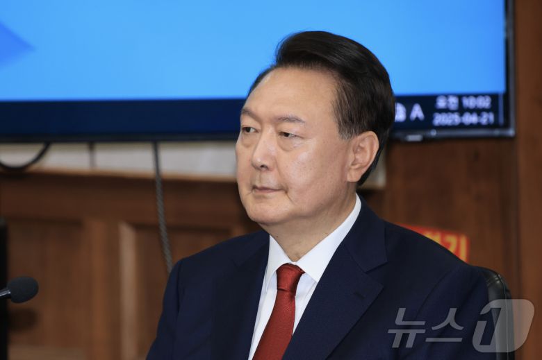 윤석열 전 대통령이 21일 서초동 서울중앙지법에서 열린 내란 우두머리 혐의에 대한 두 번째 정식 재판에 출석하고 있다. 2025.4.21/뉴스1 ⓒ News1 사진공동취재단