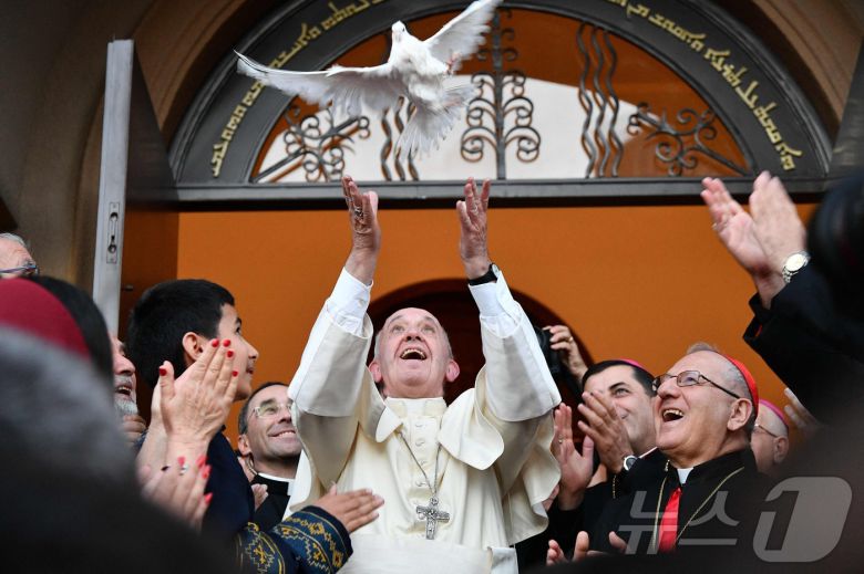 프란치스코 교황이 21일(현지시간) 선종했다. 향년 88세. 사진은 교황(가운데)이 2016년 9월 30일 조지아 트빌리시의 성 시몬 바르 사바에의 가톨릭 칼데아 교회에서 아시리아 칼데아 공동체와 만난 자리에서 평화의 상징으로 비둘기를 날려보내는 모습. ⓒ AFP=뉴스1 ⓒ News1 최종일 선임기자