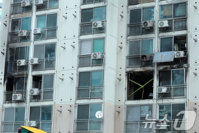 21일 서울 관악구 봉천동의 한 아파트에서 화재가 발생, 진화 작업 후 현장이 검게 그을려 있다. 2025.4.21/뉴스1 ⓒ News1 박정호 기자