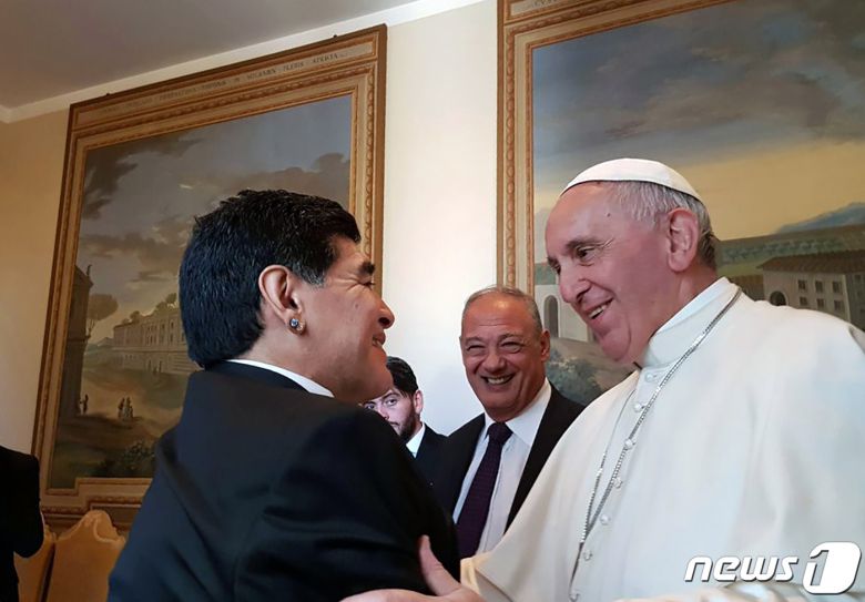 아르헨티나 축구 전설 디에고 마라도나가 2016년 10월 12일 자선 축구대회에 앞서 바티칸 시티에서 프란치스코 교황을 만나고 있다. 마라도나는 25일(현지시간) 부에노스아이레스 자택에서 향년 60세에 심장마비로 별세했다. ⓒ AFP=뉴스1 ⓒ News1 우동명 기자