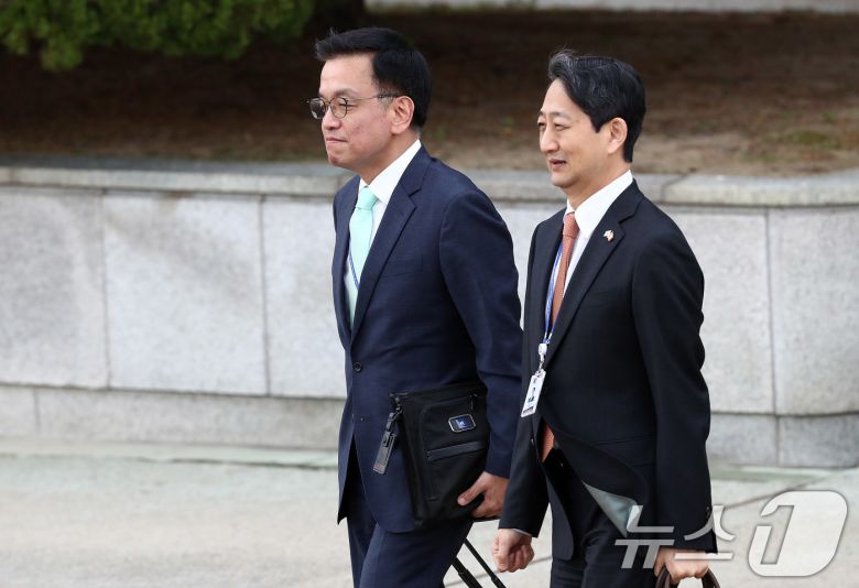 최상목 경제부총리 겸 기획재정부 장관(왼쪽)과 안덕근 산업통상자원부 장관 2024.11.14/뉴스1 ⓒ News1 박세연 기자