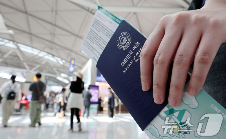 여권을 든 해외여행객이 1일 인천국제공항 제1터미널 출국장에서 이동하고 있다. . 2024.7.1/뉴스1 ⓒ News1 장수영 기자